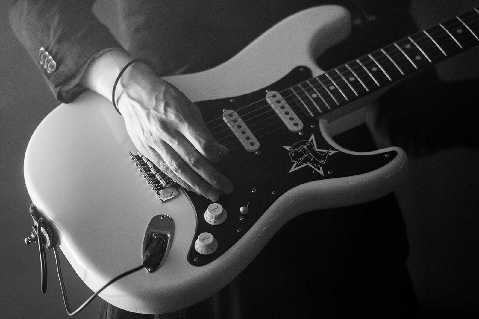 Public en mouvement dans un concert underground